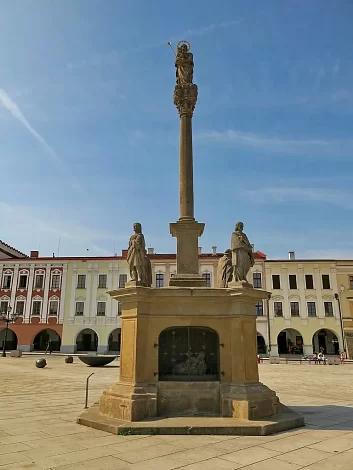 Morový sloup a&nbsp;sousoší tančících sedláků